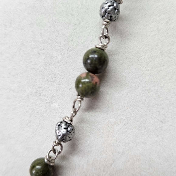 VINTAGE Catholic Silver-Tone Cross Pendant Beaded Stone Necklace Made in Italy - Picture 6 of 9